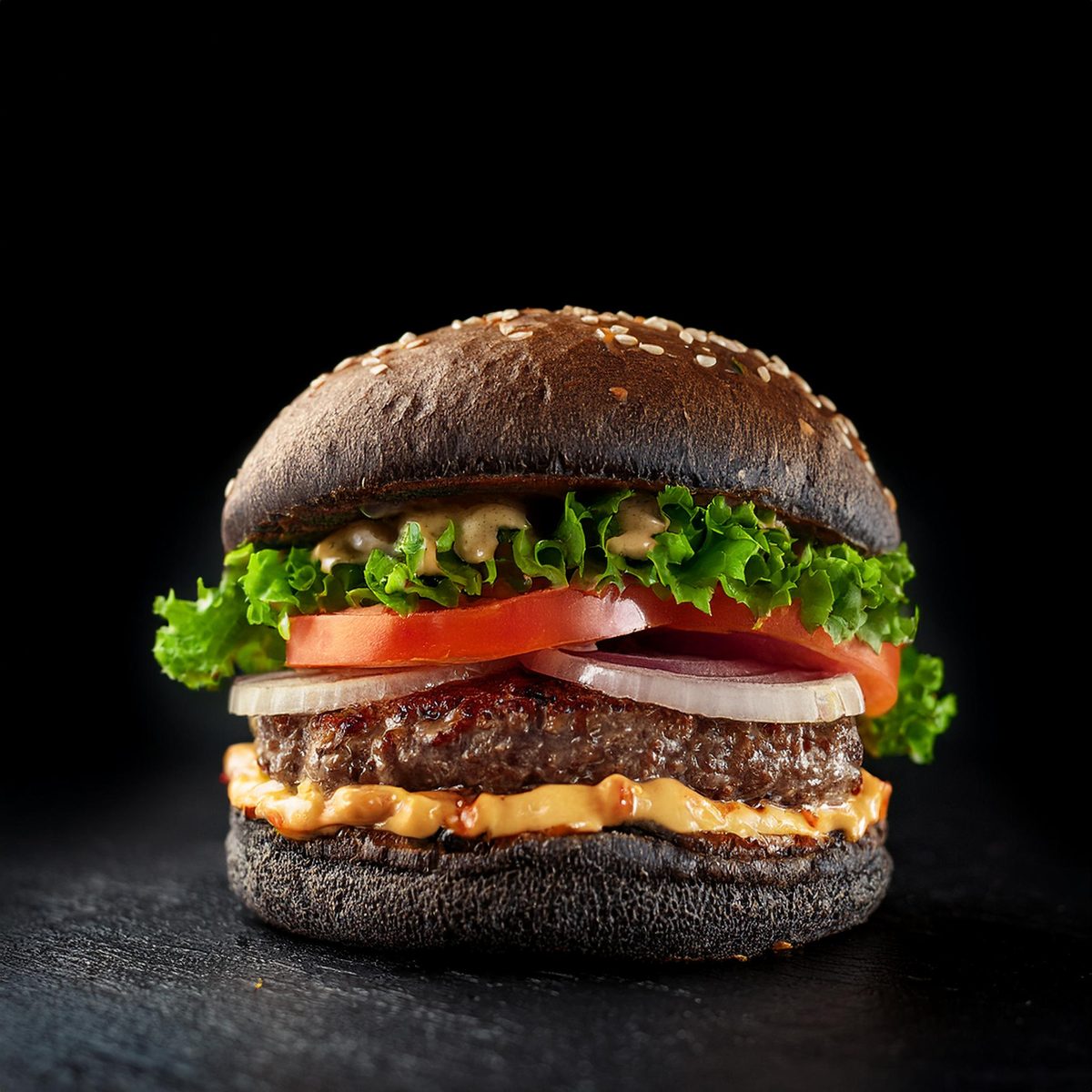 黒いバンズが印象的なニュームーンバーガー